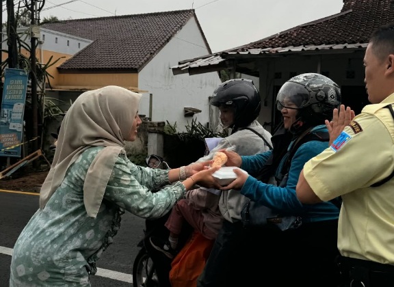 Wujudkan Nilai Hari Sumpah Pemuda, PLN Cianjur Hadirkan Kepedulian melalui Jum’at Berbagi