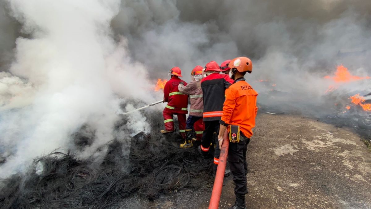 Tempat Penyimpanan Ban Bekas di Kecamatan Mande Cianjur Terbakar Hebat, Kerugian Capai Rp1 Miliar