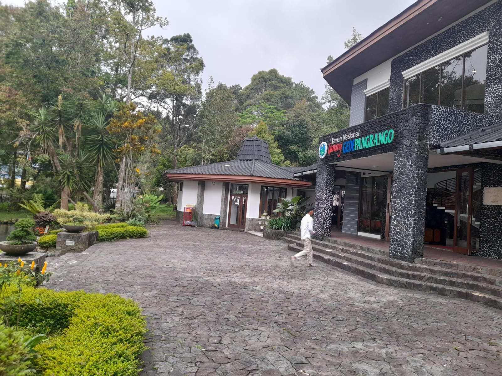 Nekat, Pendaki Naik Gunung Gede Saat Jalur Pendakian Ditutup Sementara