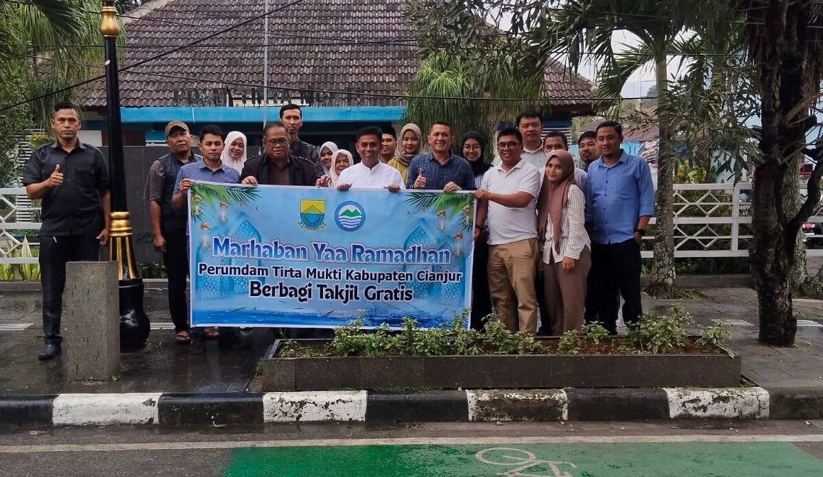 Perumdam Tirta Mukti Cianjur Berbagi Takjil di Jalan Siliwangi