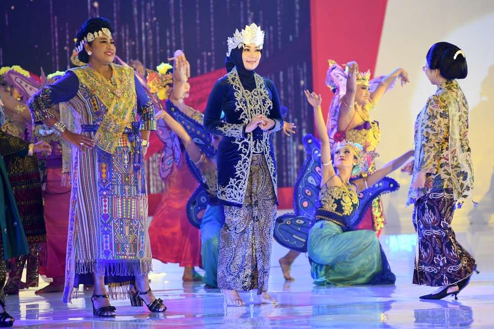 Ikut Fashion Show HUT Dekranas, Atalia Ridwan Kamil Kenakan Busana Khas Jabar dengan Mahkota 