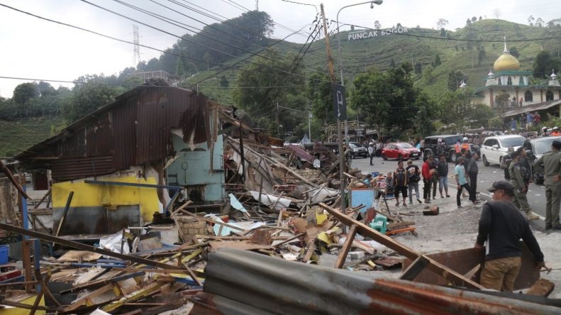 Penataan Kawasan Puncak Dilengkapi Pedestarian Sampai Anjungan Pandang