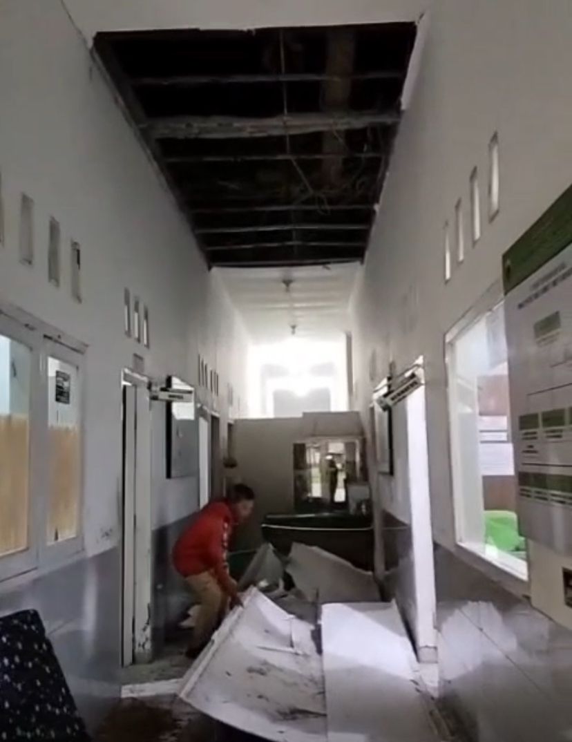 Plafon Puskesmas Sindangbarang Cianjur Ambruk