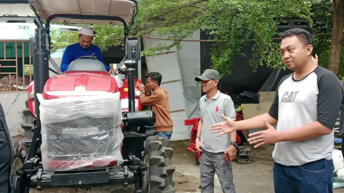  Anggota DPR Isfhan Taufik Munggaran Beri Bantuan Alsintan di Cianjur