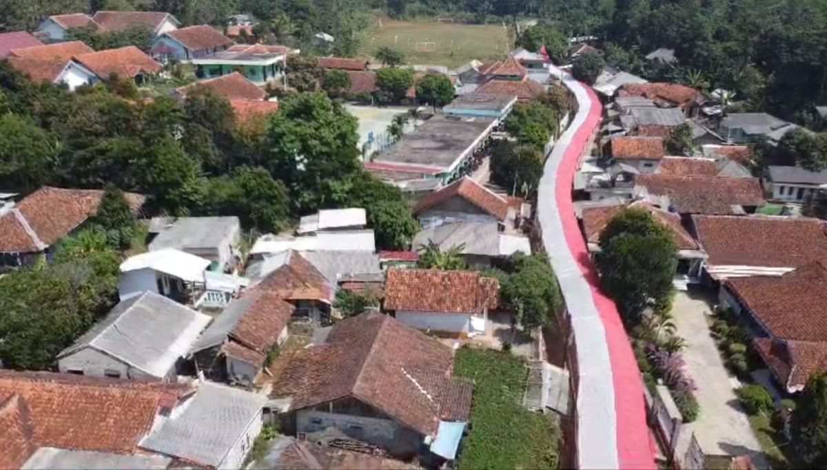 Sambut HUT RI ke-79, Warga Desa Cintaasih Bentangkan Bendera Merah Putih Sepanjang 270 Meter