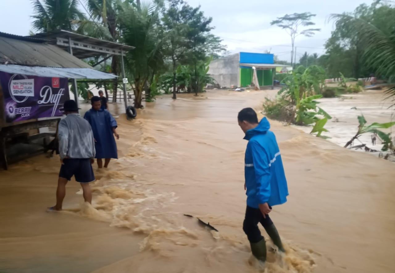 Sungai Cibuni Meluap, Banjir Terjang Empat Desa di Kadupandak Cianjur