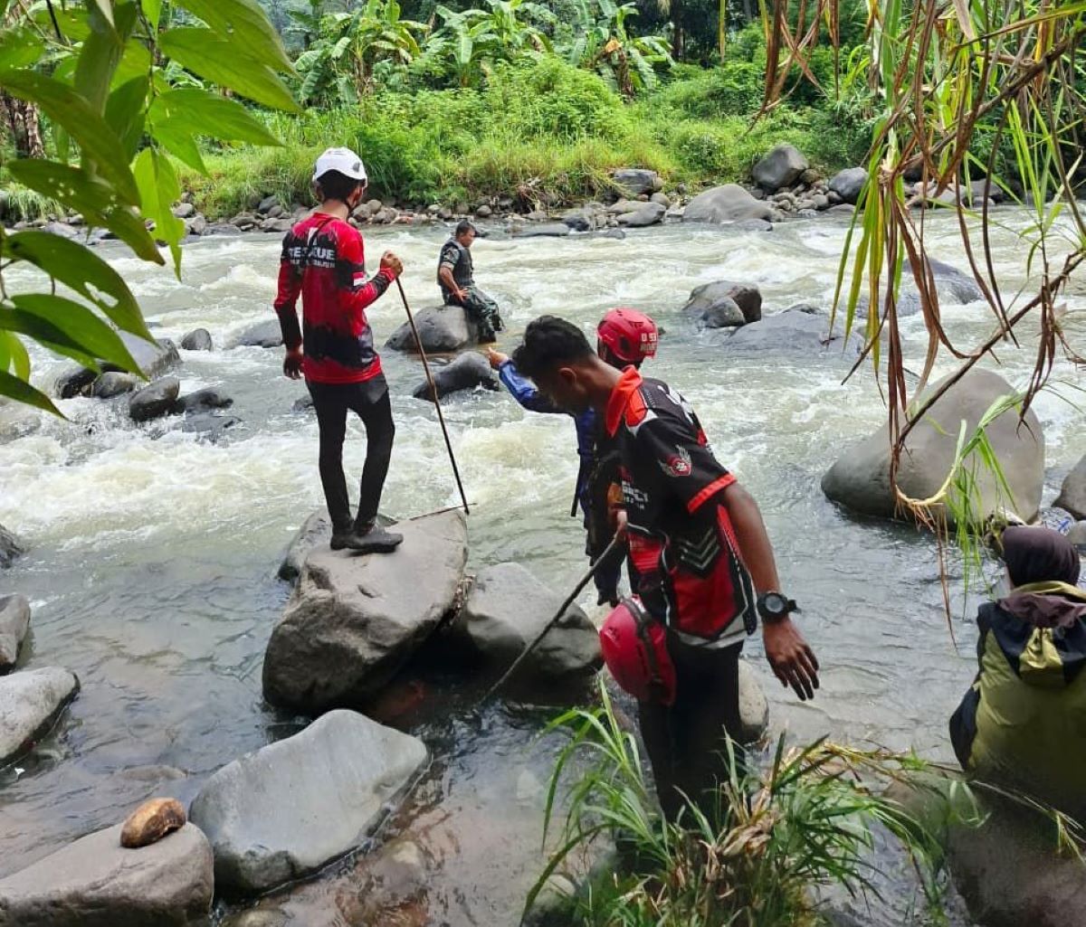 Puluhan Tim SAR Gabungan Diturunkan Cari Anak yang Terbawa Arus Sungai Cikundul