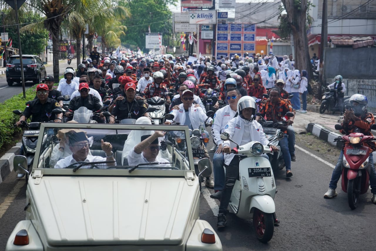 Diantar Ribuan Masa, Pasangan Calon Bupati dan Wakil Bupati Cianjur Herman-Ibang Berangkat Mendaftar ke KPU