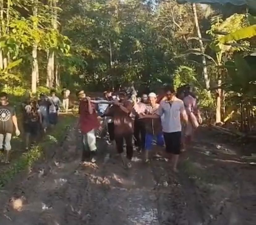 Jalan Rusak, Ibu Hamil di Kecamatan Agrabinta Cianjur Ditandu Sejauh 3 Kilometer Demi Melahirkan