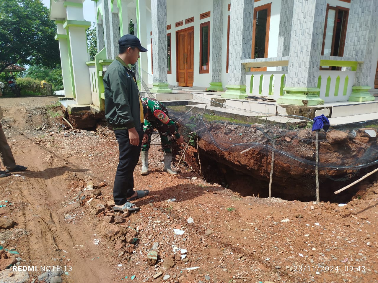 Ratusan Warga Takokak Cianjur Terpaksa Mengungsi Akibat Pergeseran Tanah dan Longsor