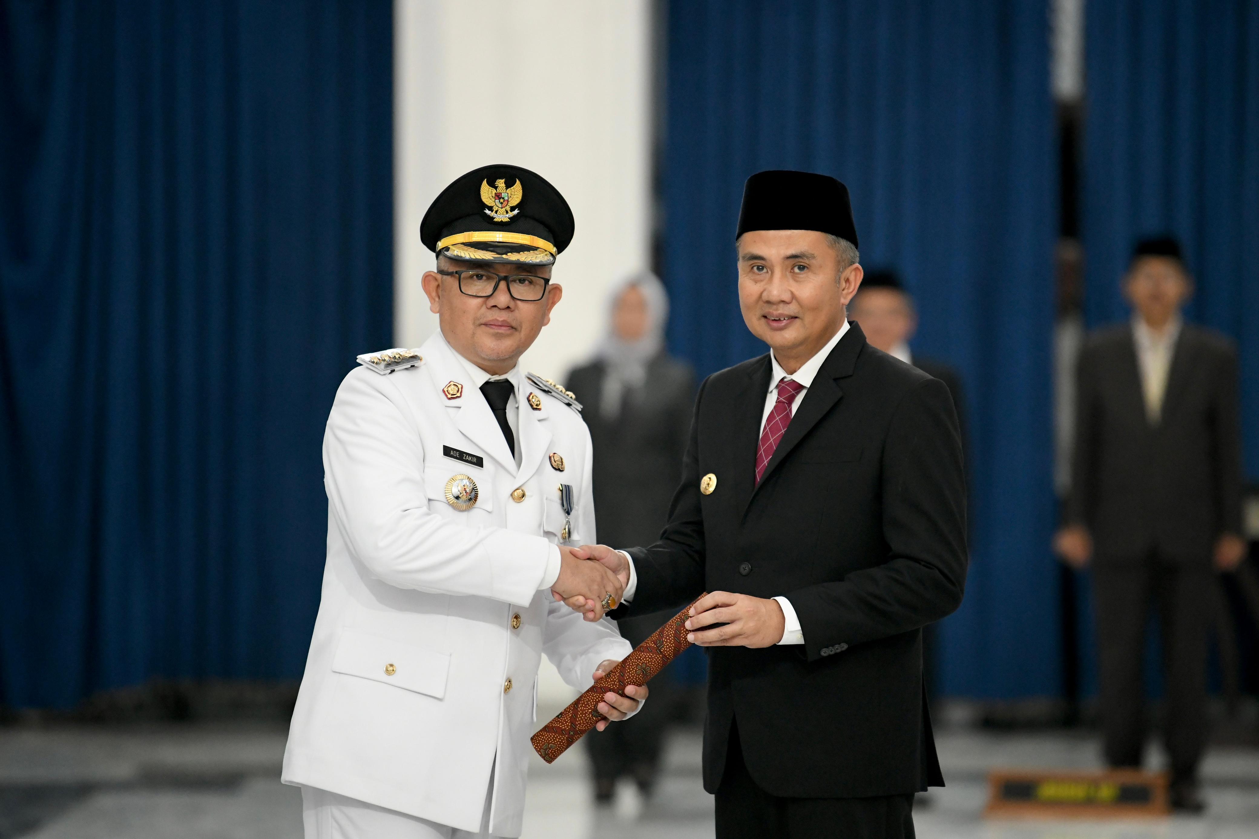 Bey Machmudin Lantik Ade Zakir Hasim sebagai Penjabat Bupati Bandung Barat