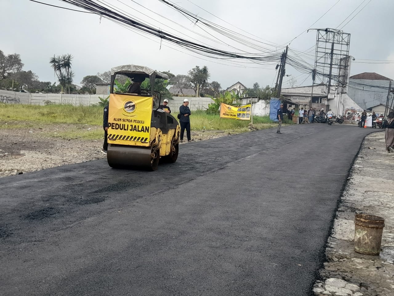 Malu Sama Wisatawan, Alam Sunda Group Aspal Jalan Rusak di Hanjawar