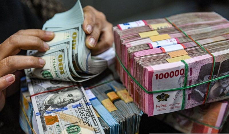 Rupiah Turun Seiring Meningkatnya Probabilitas Pemangkasan FFR