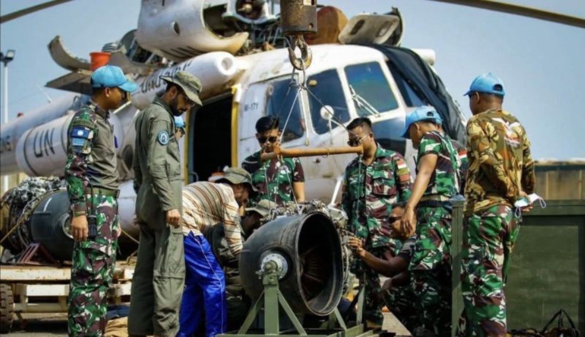 Kerahkan Dua Alat Berat, Prajurit TNI Bantu Pemeliharaan Heli Pakistan