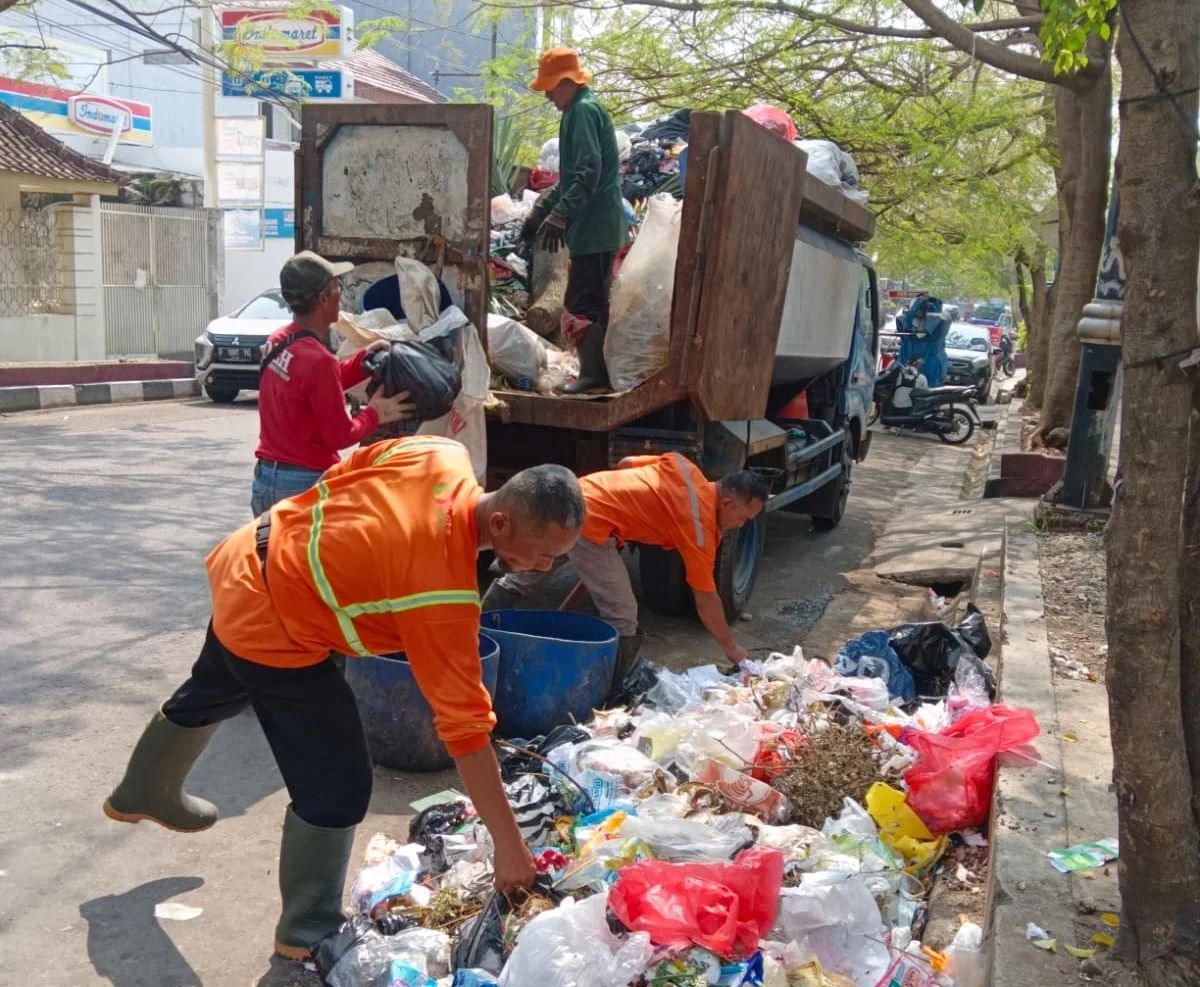 Antisipasi Lonjakan Volume Sampah, DLH Cianjur Siagakan 300 Petugas Kebersihan