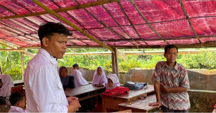 SDN Ciawitali Cianjur Ambruk, Siswa Terpaksa Belajar di Tenda Beratap Terpal