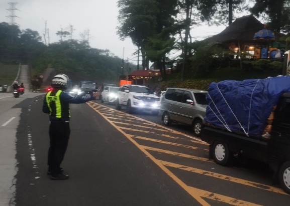 Jalur Puncak Macet Saat Libur Panjang, Satlantas Cianjur Lakukan Pengalihan Arus