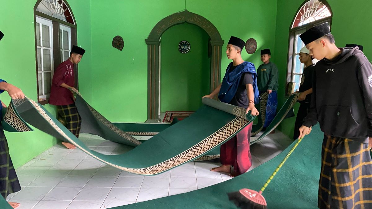 Sambut Ramadan, Santri dan Pelajar Pesantren Nailulmuna Cianjur Bersihkan Masjid