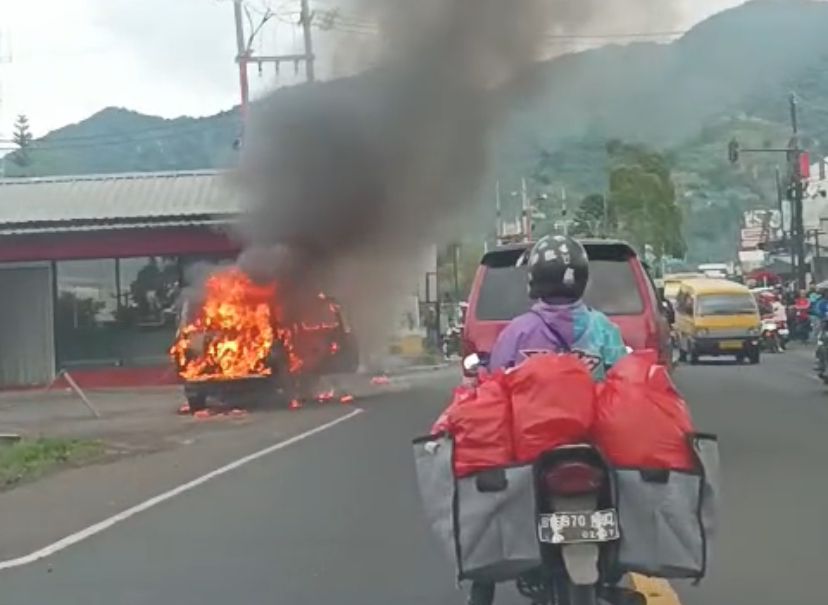 Diduga Angkut BBM dalam Jeriken, Minibus Hangus Terbakar di Jalan Raya Puncak