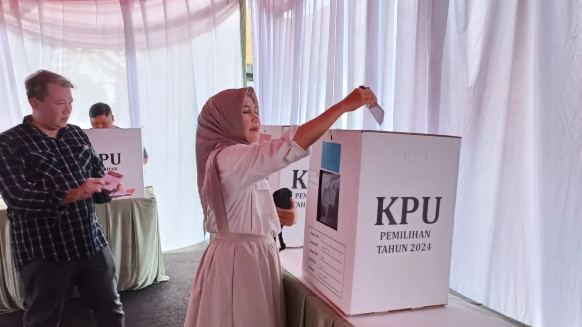 Cawabup Cianjur Nomor Urut 3 Neneng Efa Fatimah Nyoblos di TPS 18 Belka Residence