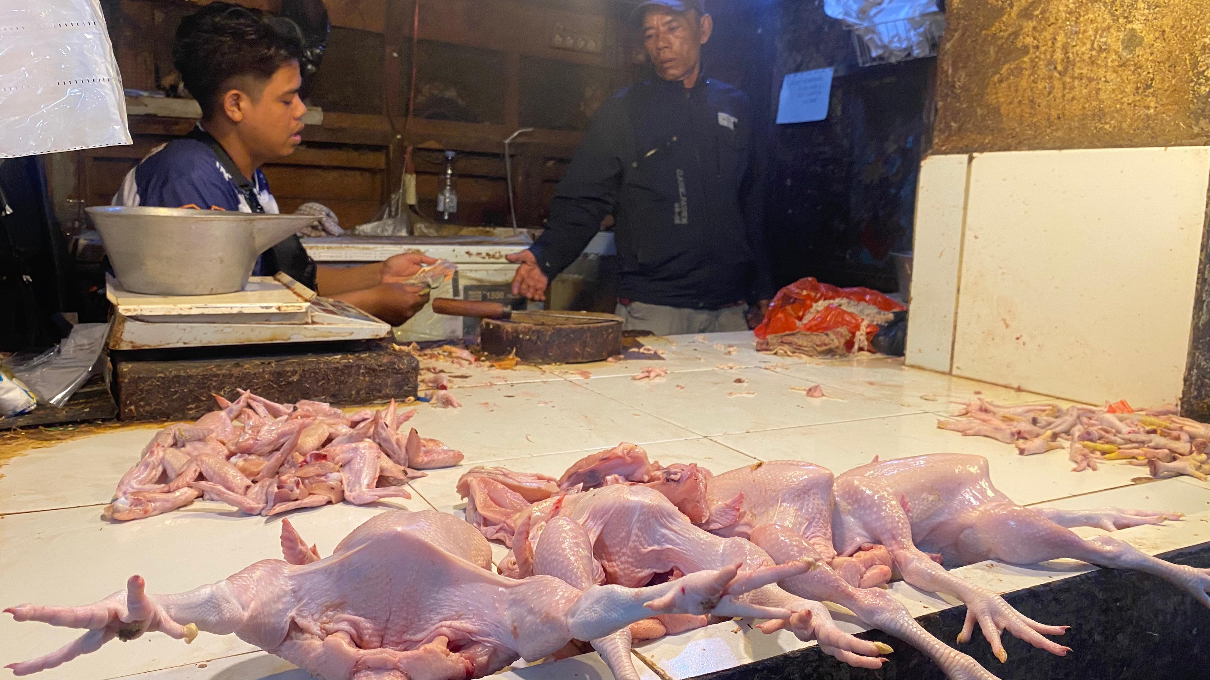 Harga Daging Ayam di Pasar Muka Cianjur Turun Sejak Program MBG Libur