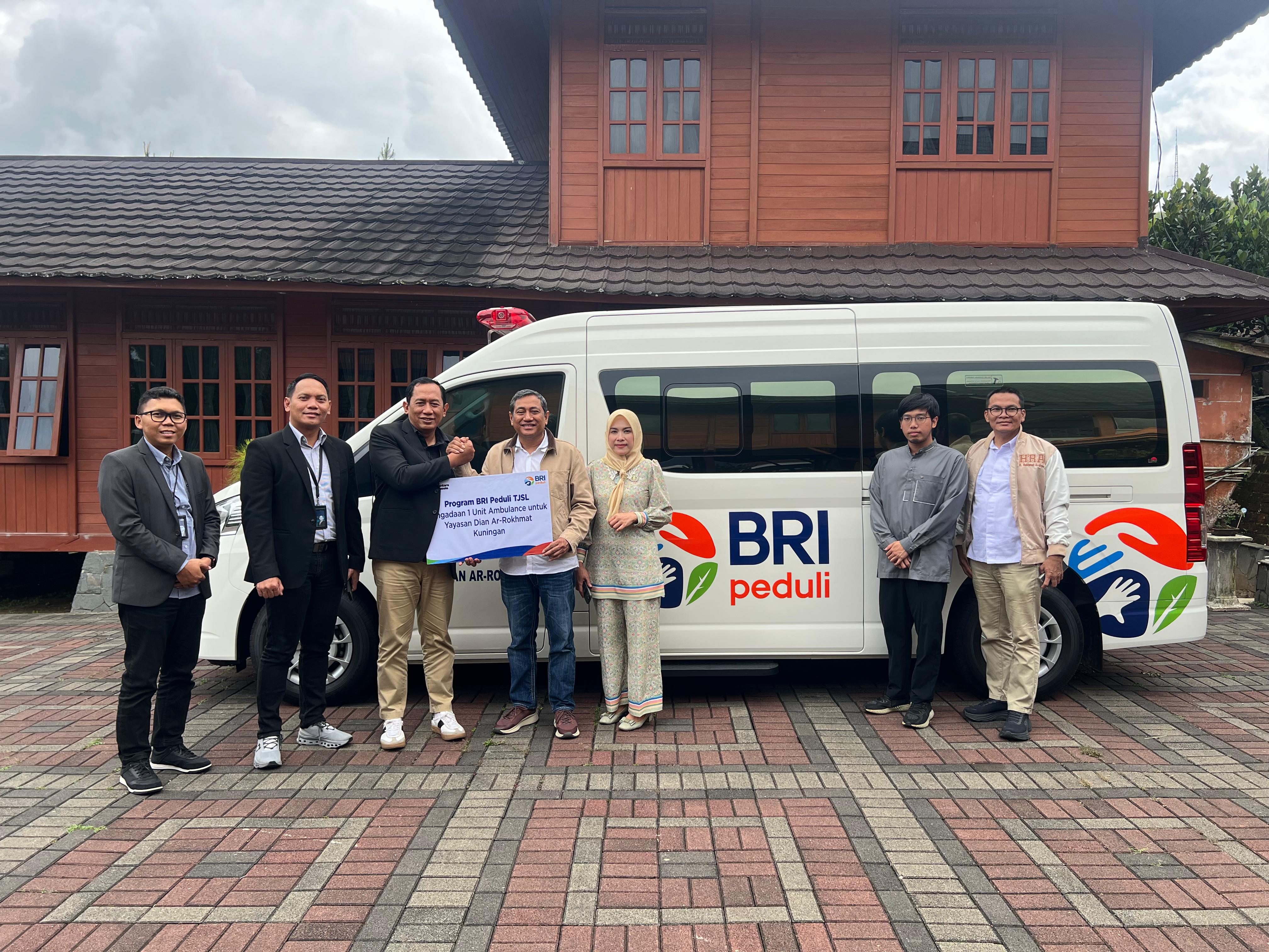 BRI Peduli Serahkan Bantuan Ambulance untuk Yayasan Dian Ar-Rokhmat Kuningan