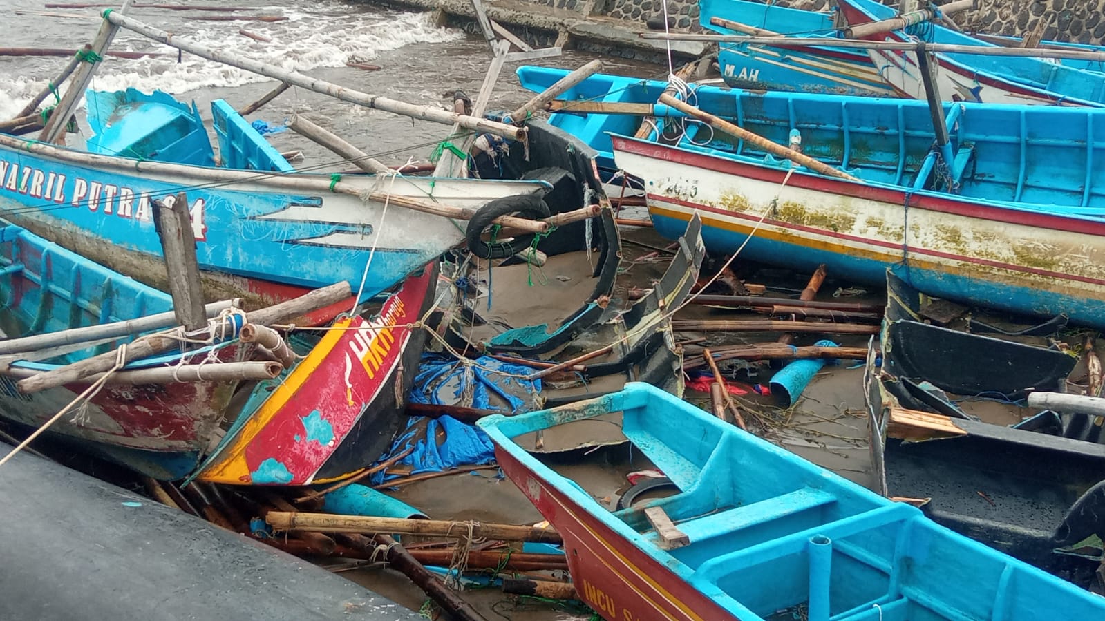 Puluhan Perahu Nelayan di Pelabuhan Jayanti Cidaun Rusak Diterjang Gelombang Tinggi