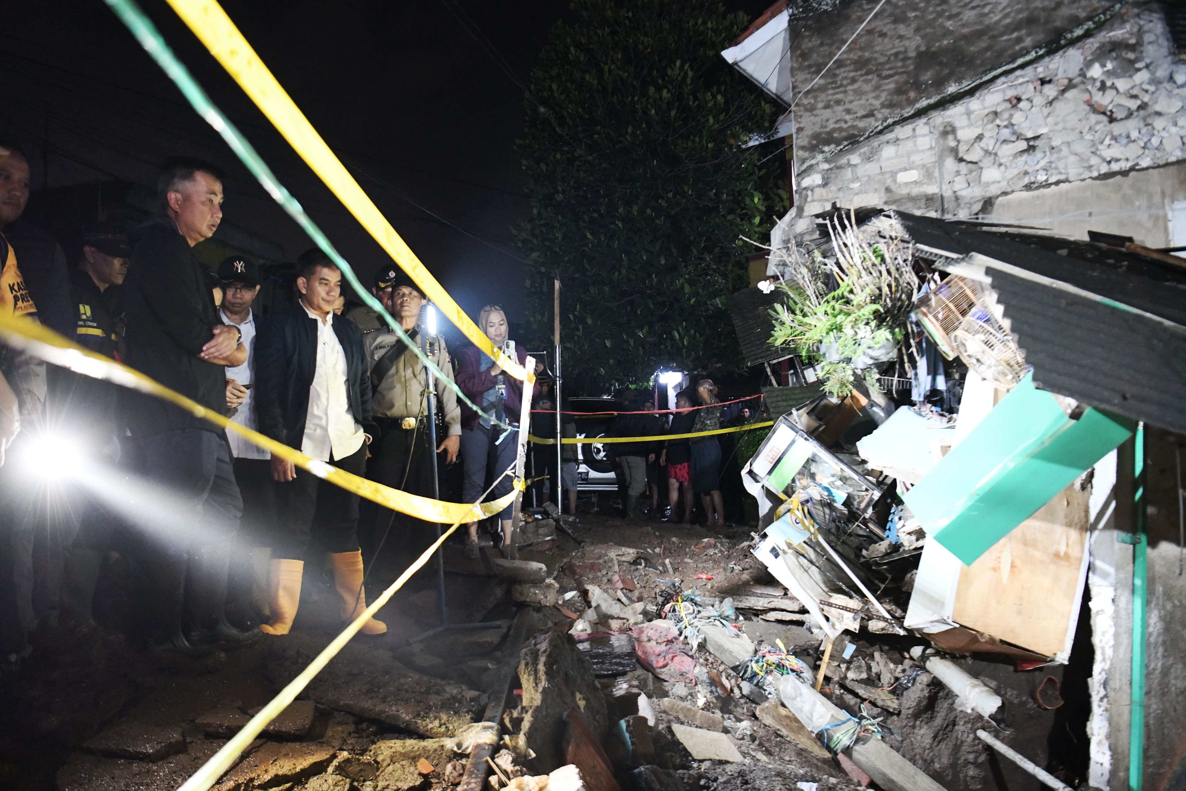 Tinjau Lokasi Pipa PDAM Jebol, Bey Machmudin Pastikan Penanganan Berjalan Optimal