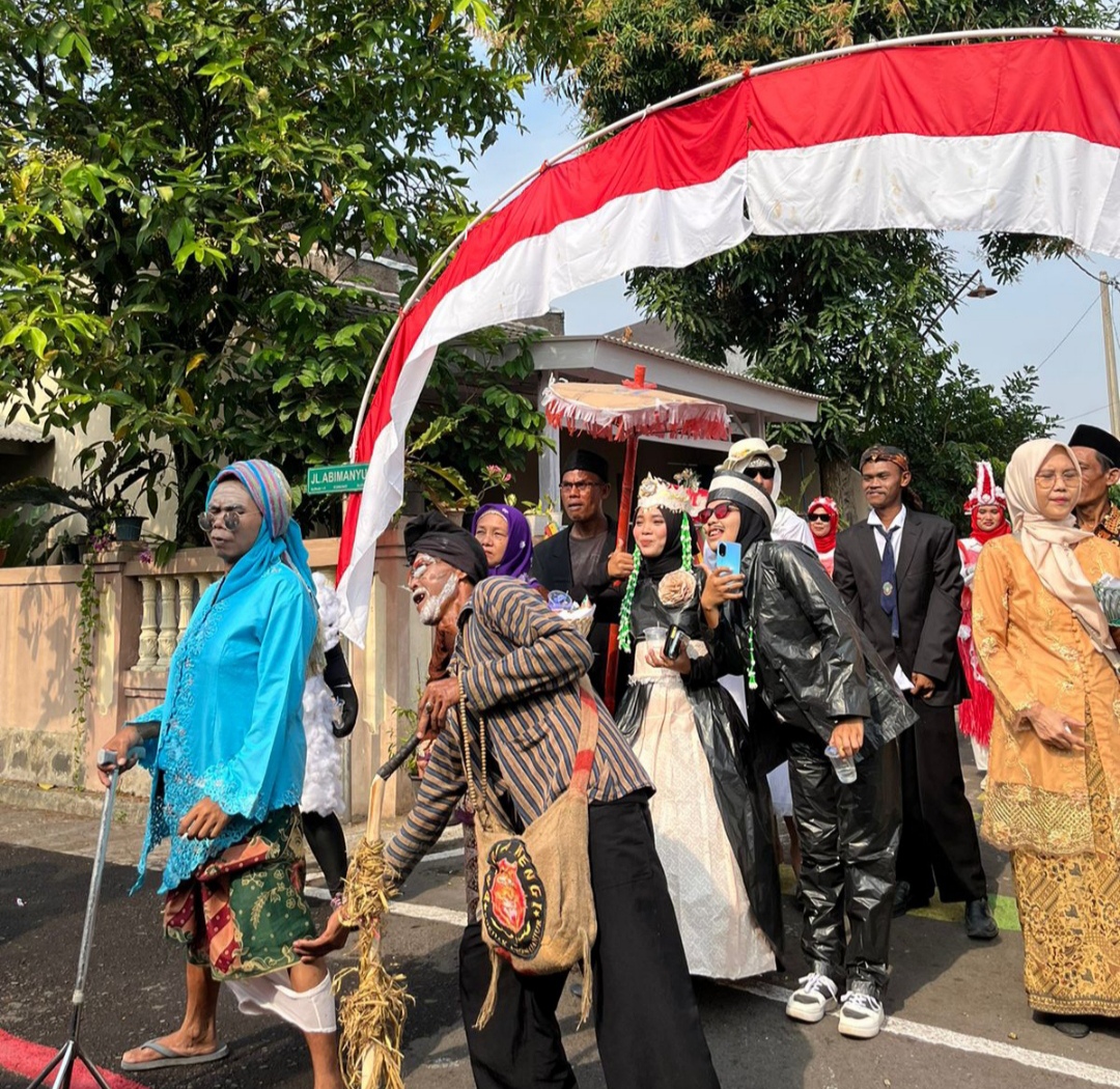 Warga Ciburial Karangtengah Cianjur Gelar Pawai Karnaval Meriahkan HUT RI Ke-79