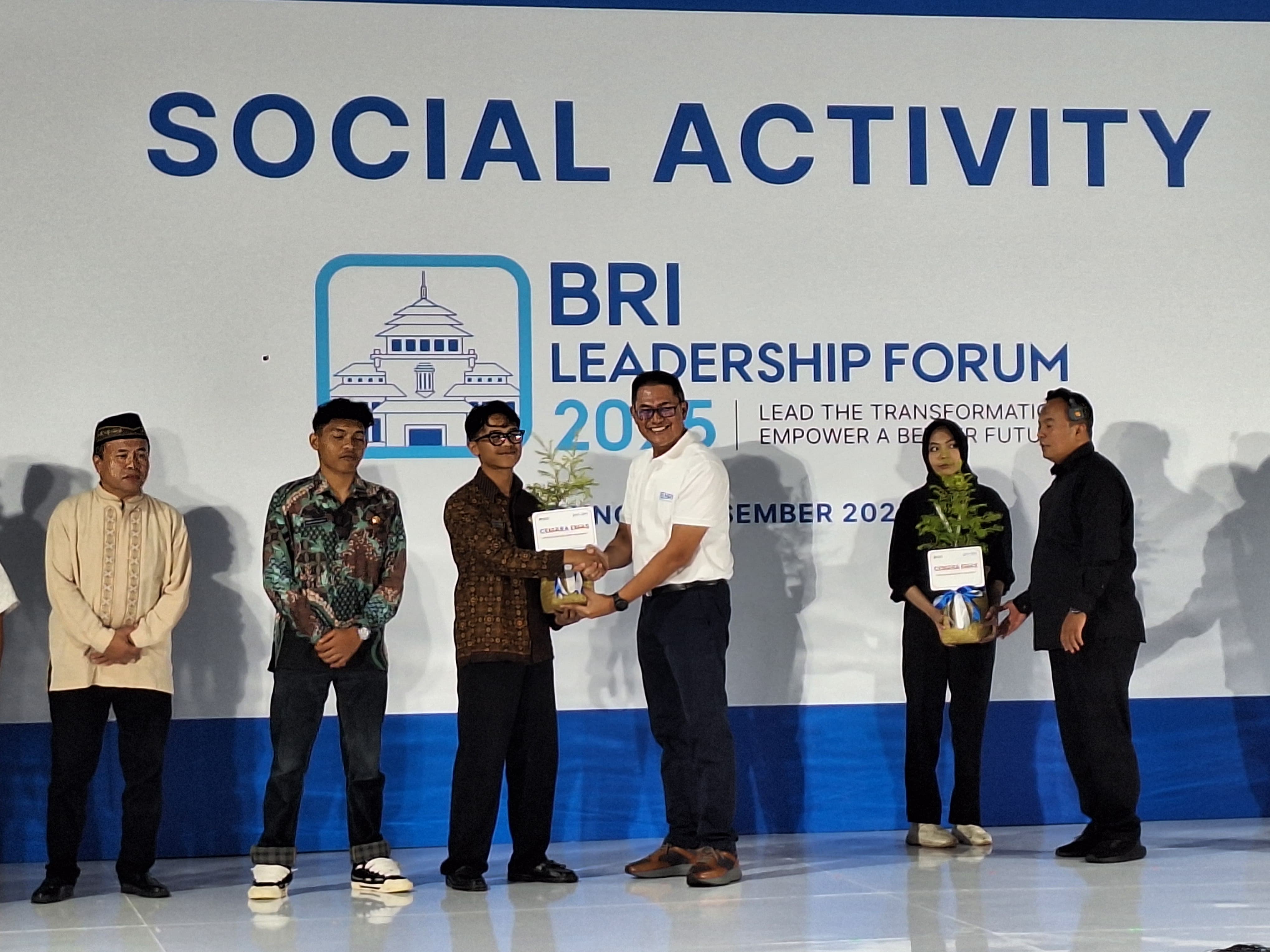 BRI Tanam 3.000 Pohon dan Bagikan 5.000 Paket Sembako di Bandung