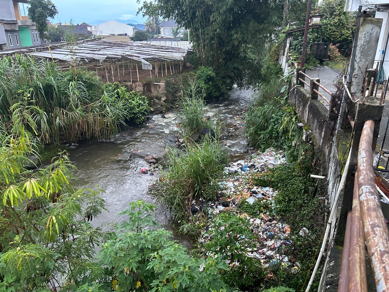 Sampah Penuhi Aliran Sungai di Desa Cibadak Sukaresmi