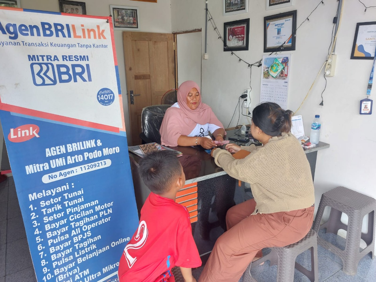 Selamatkan Masyarakat Dari Jerat Rentenir, Perempuan Ini Sukses Jadi AgenBRILink dan UMi