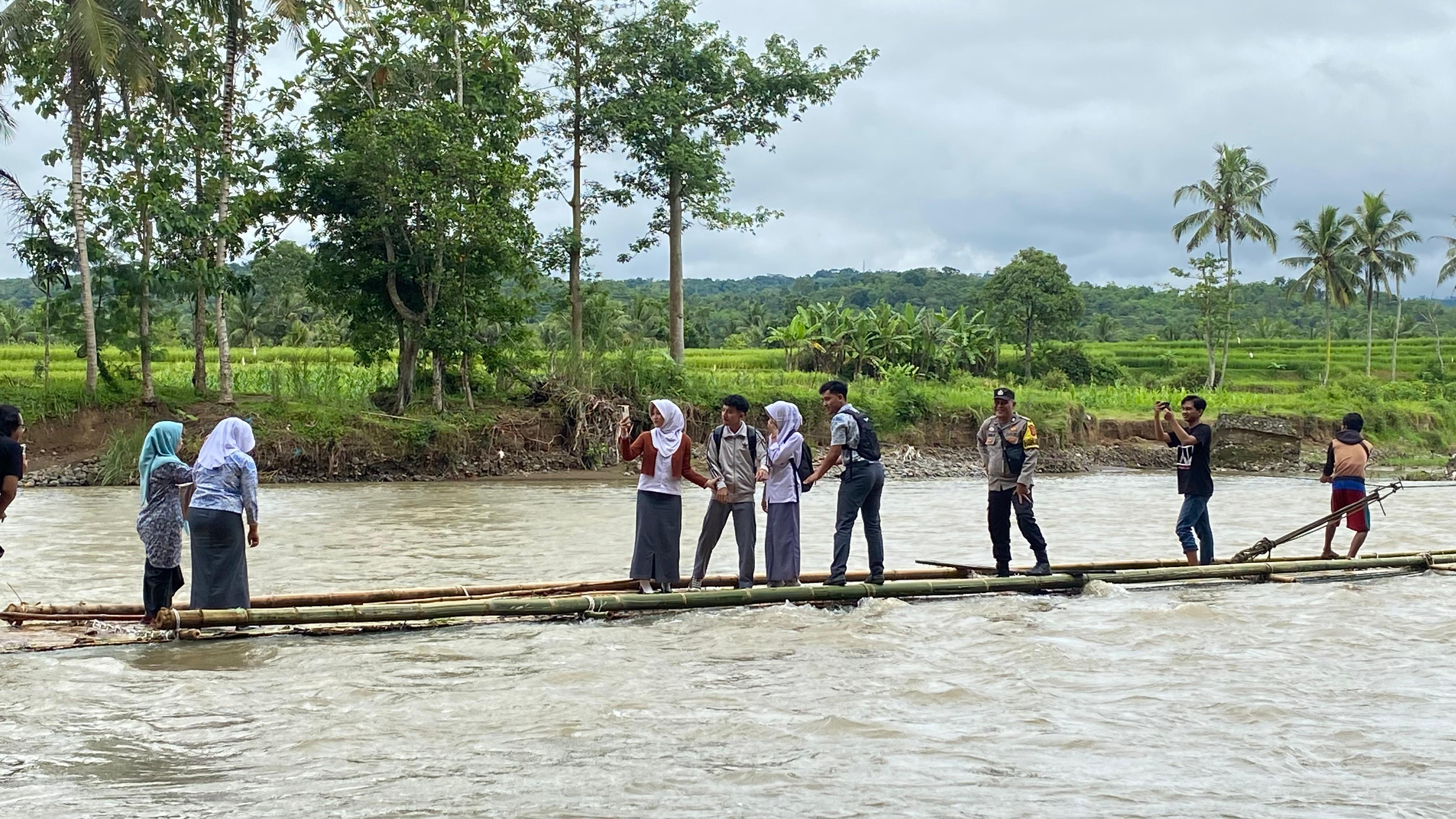 Jembatan Cibuni Kadupandak Putus, Warga dan Siswa Empat Tahun Andalkan Rakit 