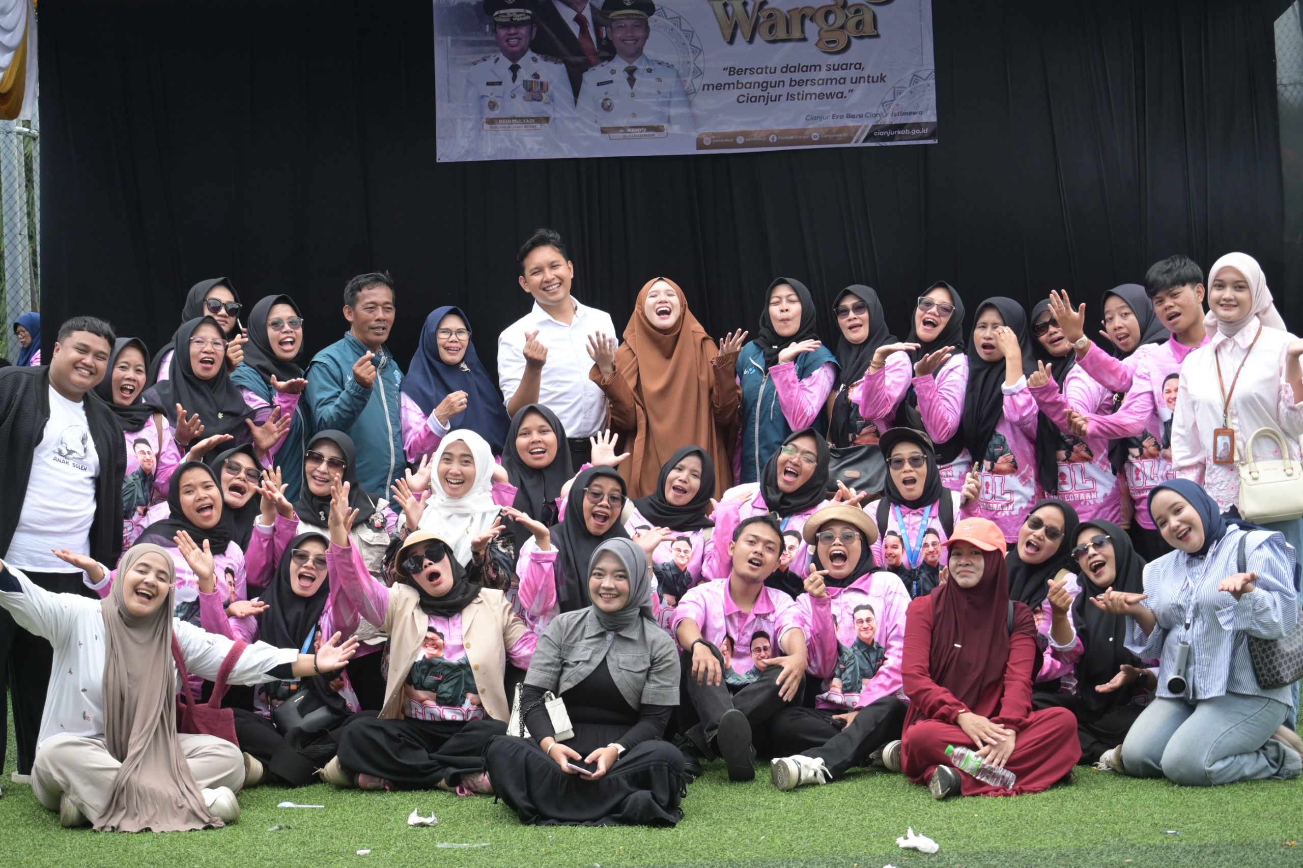 Sambutan Meriah Warga Desa Rancagoong Warnai Kunjungan Bupati Cianjur