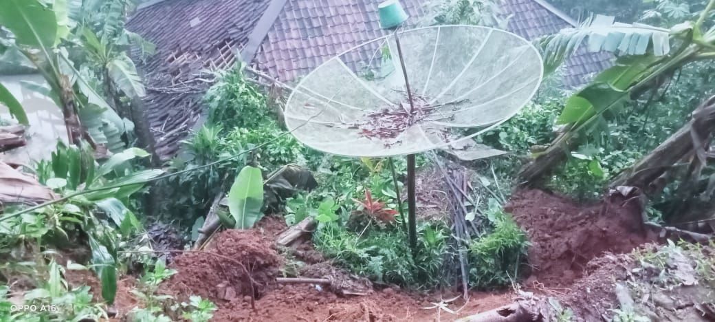 Diguyur Hujan Deras, Tanah Longsor di Takokak Cianjur Timpa Rumah Warga