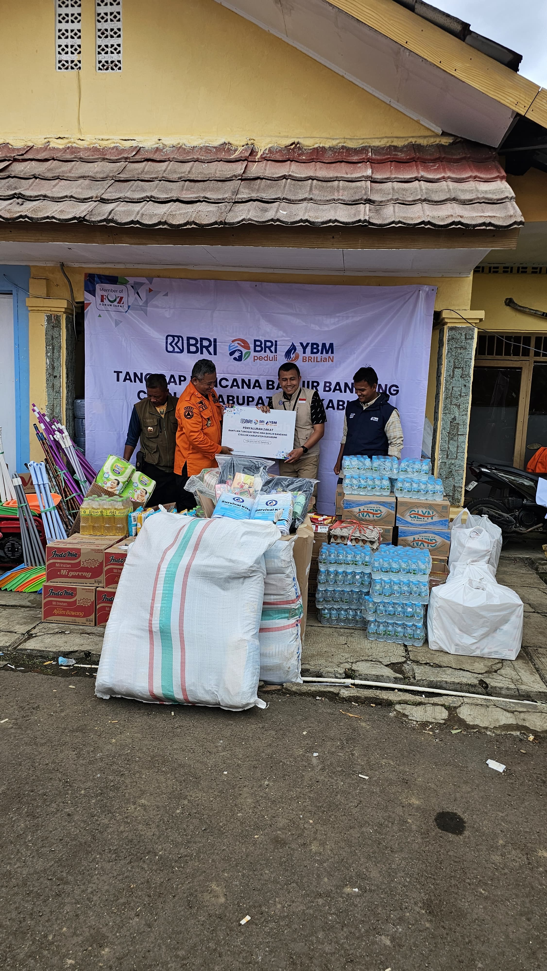 BRI dan YBM BRILian Region 9 Salurkan Bantuan untuk Korban Banjir dan Longsor di Sukabumi