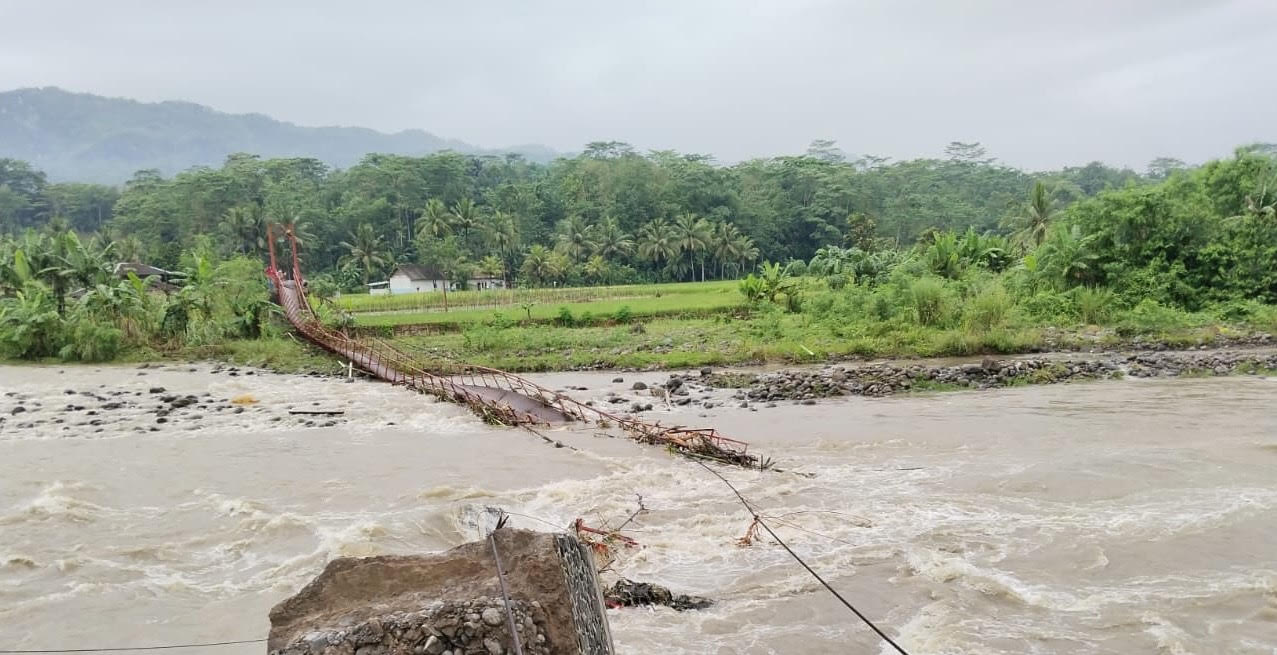 Jembatan Putus, Siswa di Tanggeung Terpaksa Tempuh Perjalanan 5 Kilometer ke Sekolah