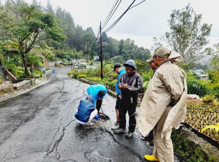 Pemdes Cimacan Berharap Pemkab Cianjur Perbaiki Jalan Raya Cibodas yang Rusak