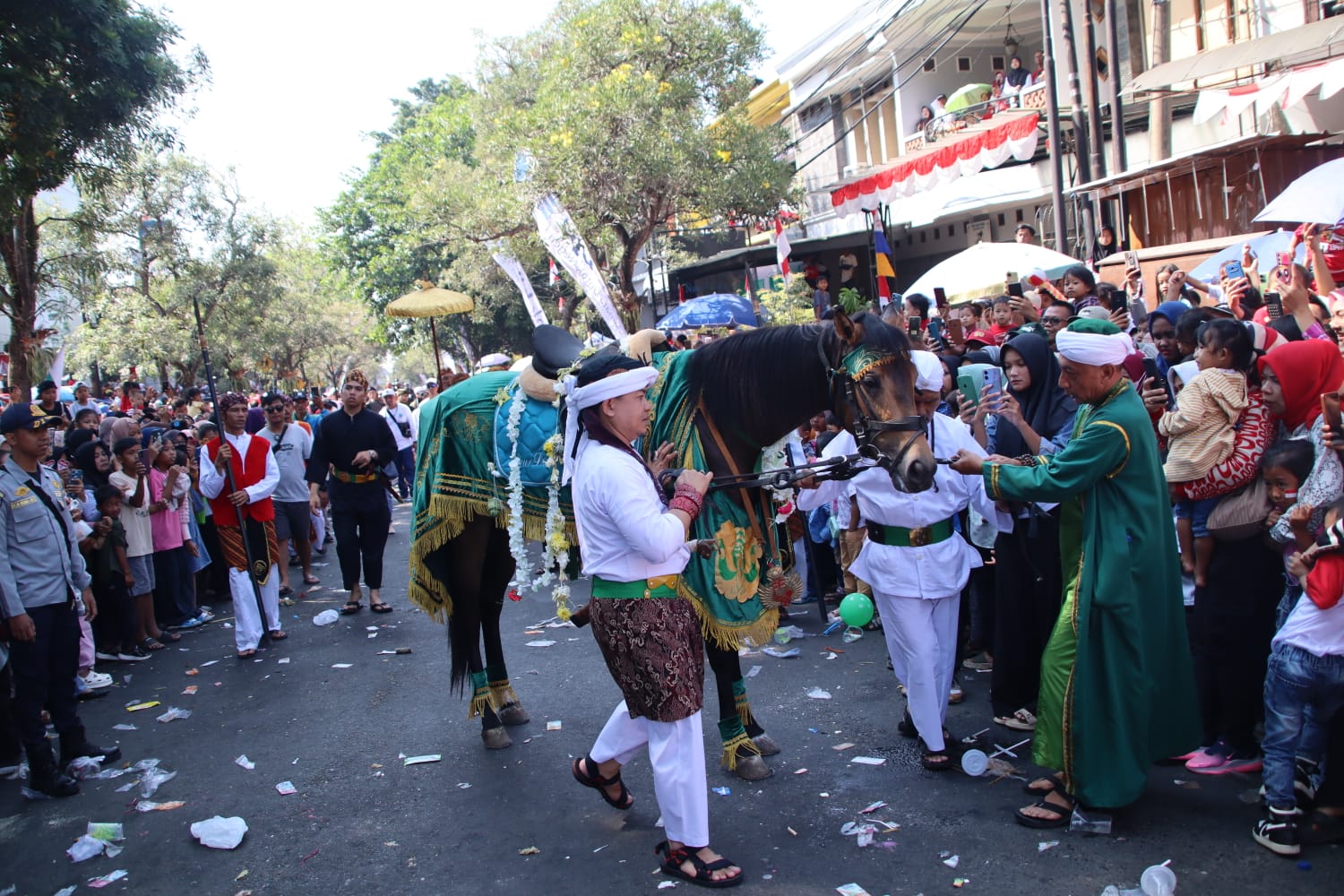 Ribuan Warga Cianjur Tumpah Ruah Saksikan Helaran Budaya dan Cianjur Agriculture Carnival 