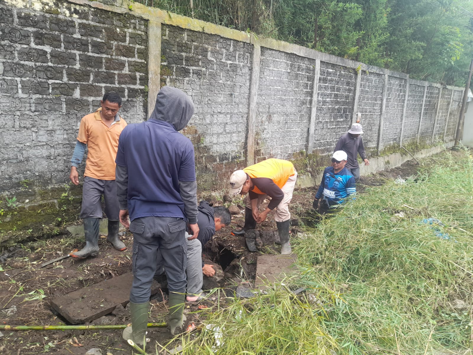 Pemdes Cimacan dan Warga Kompak Bersihkan Saluran Air dari Sampah dan Rumput Liar 