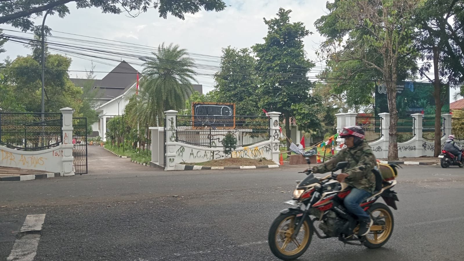 Pintu Gerbang DPRD dan Pos Polisi di Cianjur Rusak Usai Demo Berujung Ricuh