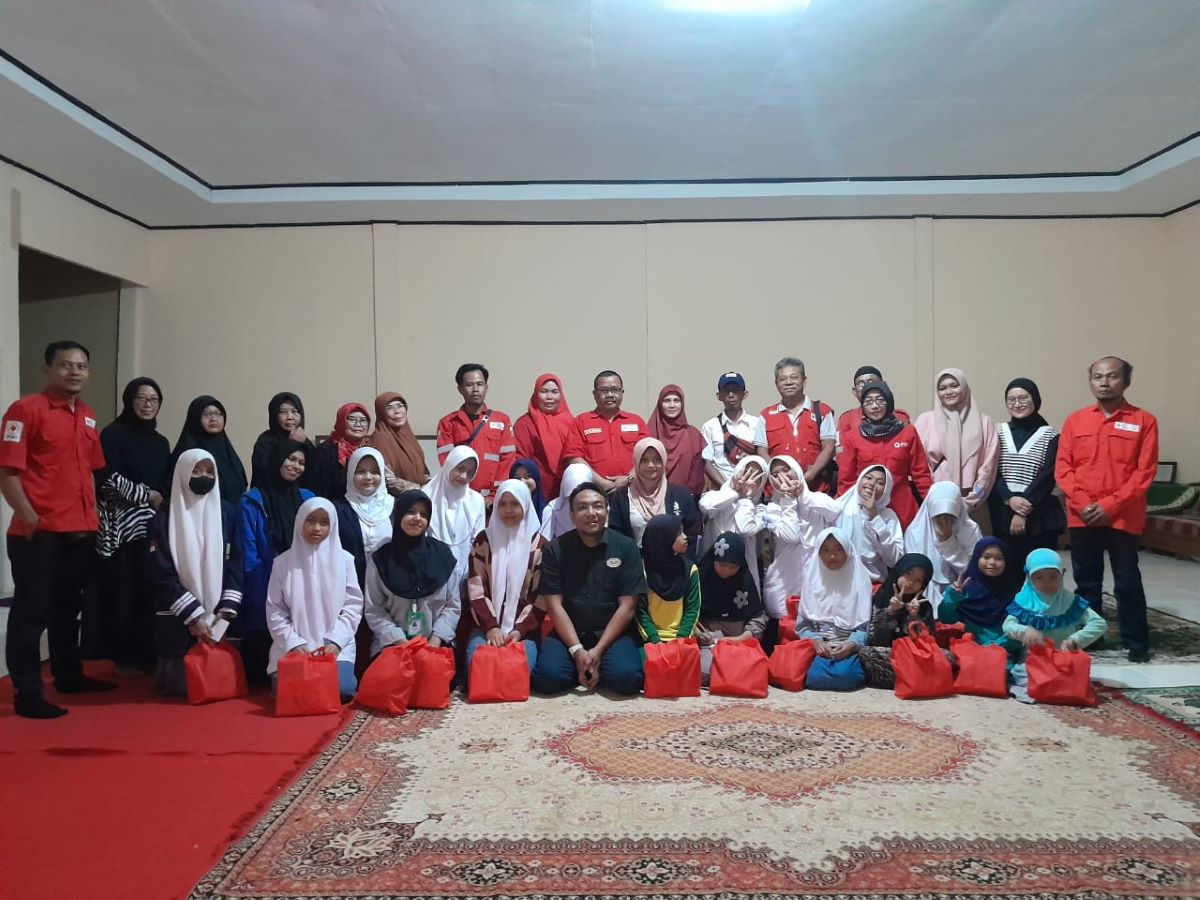 Peringati HUT ke-79, PMI Cianjur Santuni Puluhan Anak Yatim