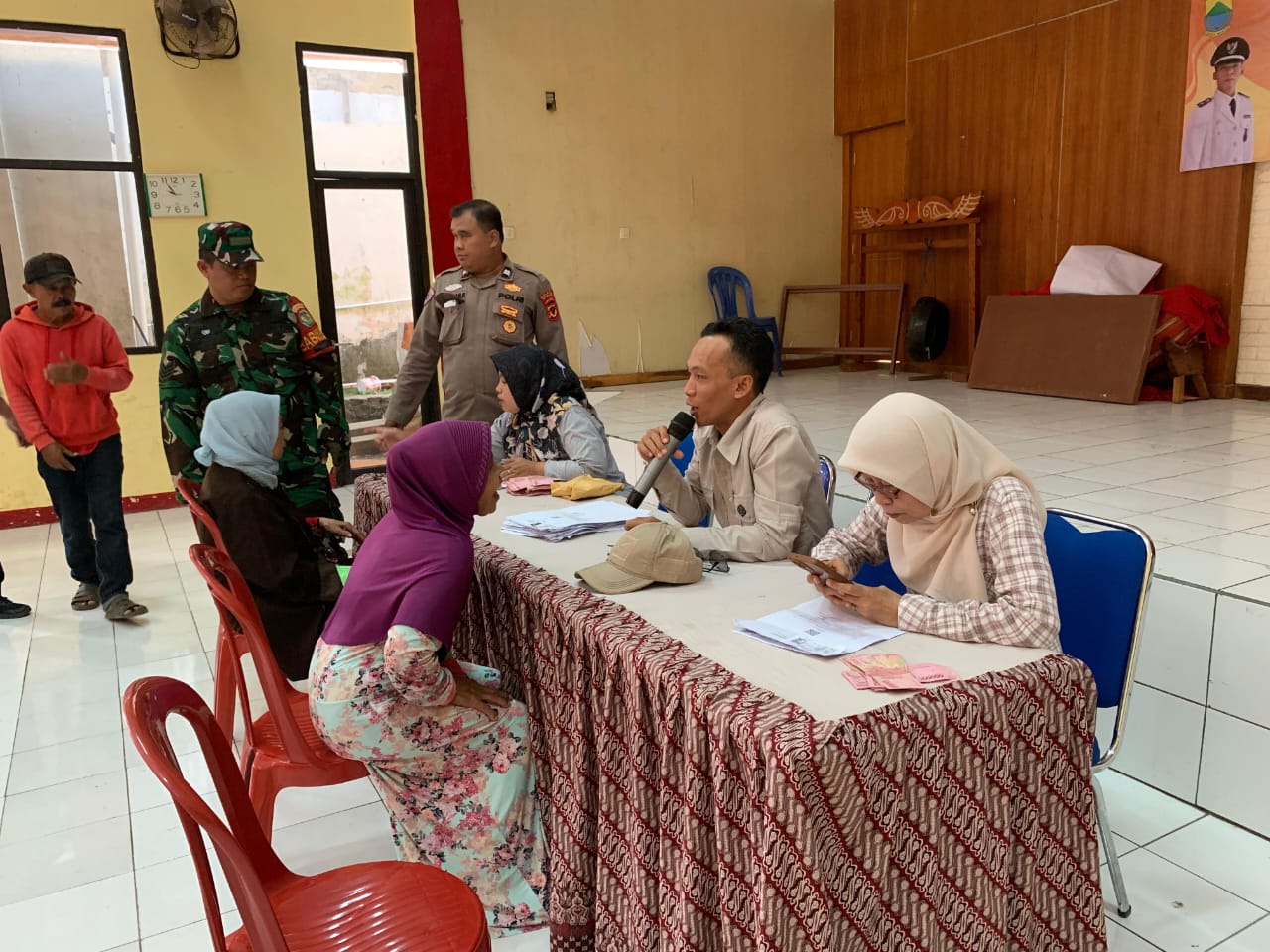 Pemdes Sukataris Cianjur Salurkan BLT-DD Tahap 3 Kepada 61 KPM