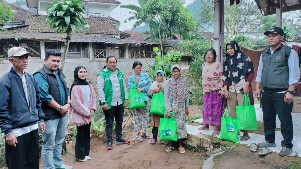 Salurkan Bantuan Sembako Bagi Korban Banjir di Sukanagara, Fuad Faisal Janji Bawa Program TPS3R