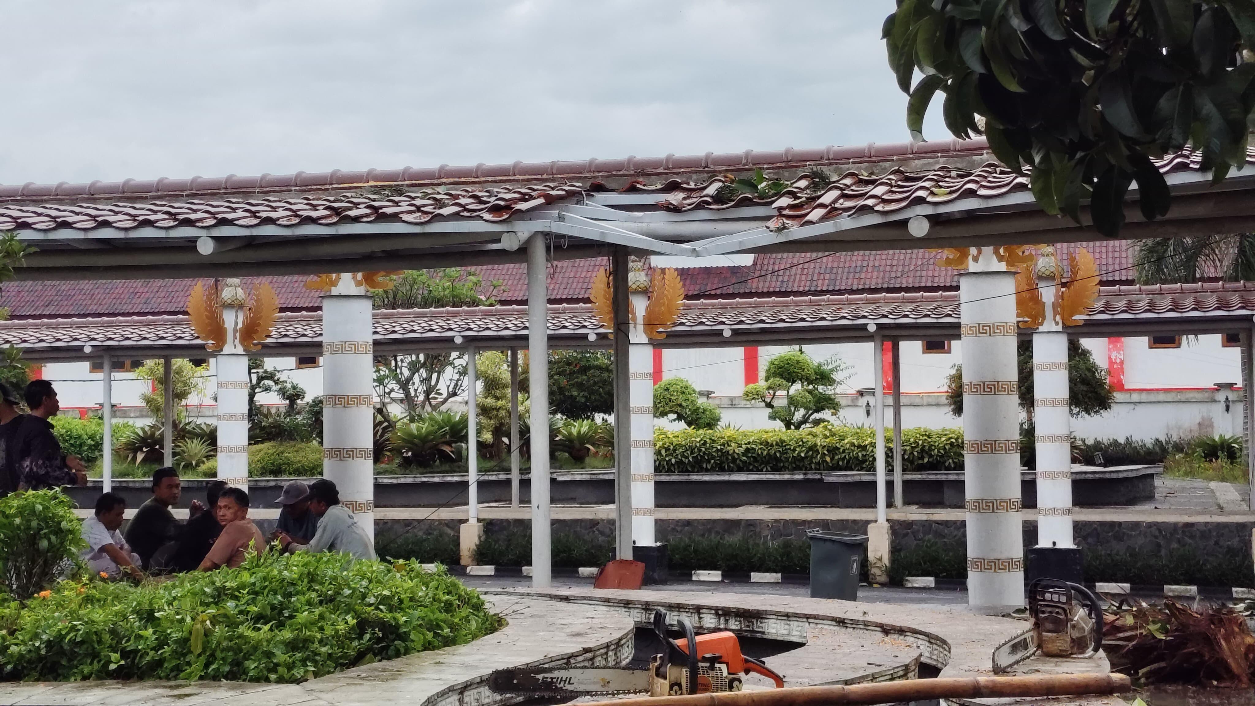 Pohon Tumbang Rusak Atap dan Pilar Lampu Pendopo Cianjur 