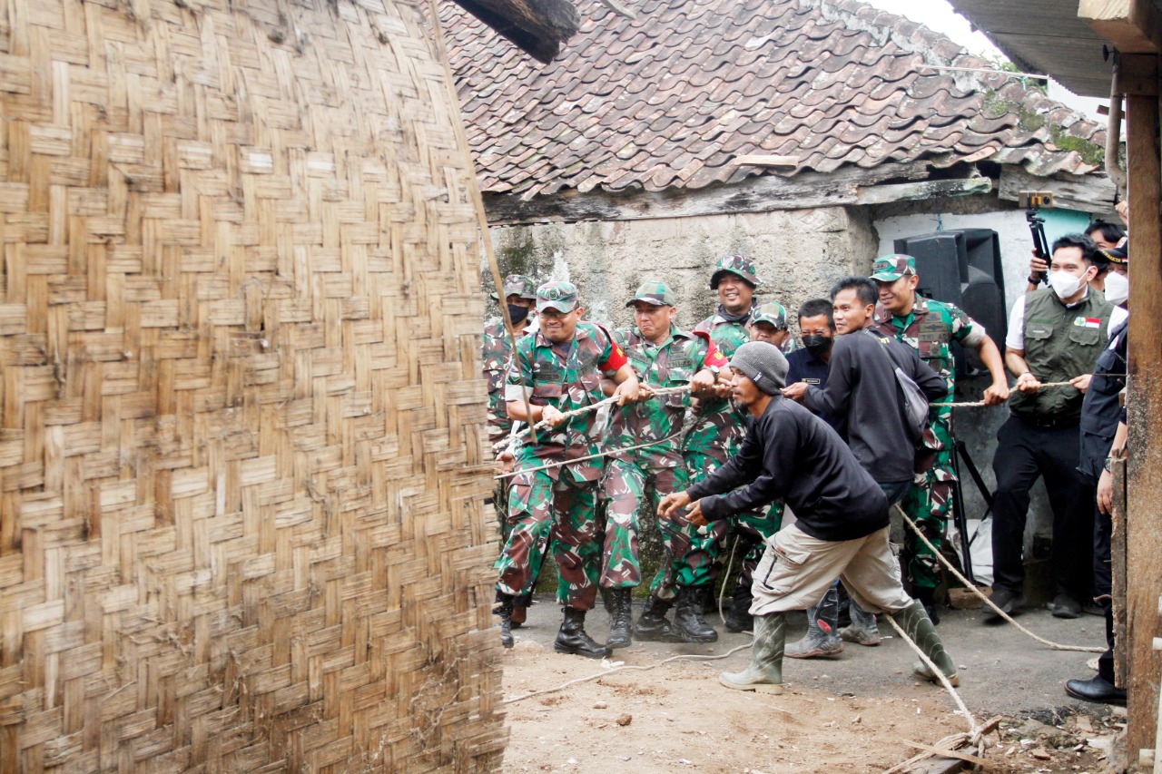 Kodim 0608/Cianjur Bedah Rutilahu Warga Cilaku 