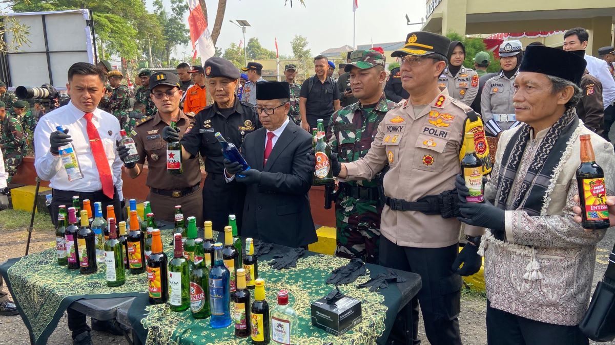 Polres Cianjur Musnahkan Ribuan Botol Miras dan Knalpot Brong Hasil KRYD 