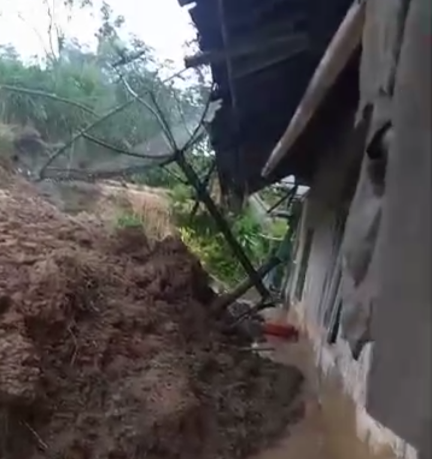 Terancam Tanah Longsor, Warga Pagelaran Cianjur Diungsikan