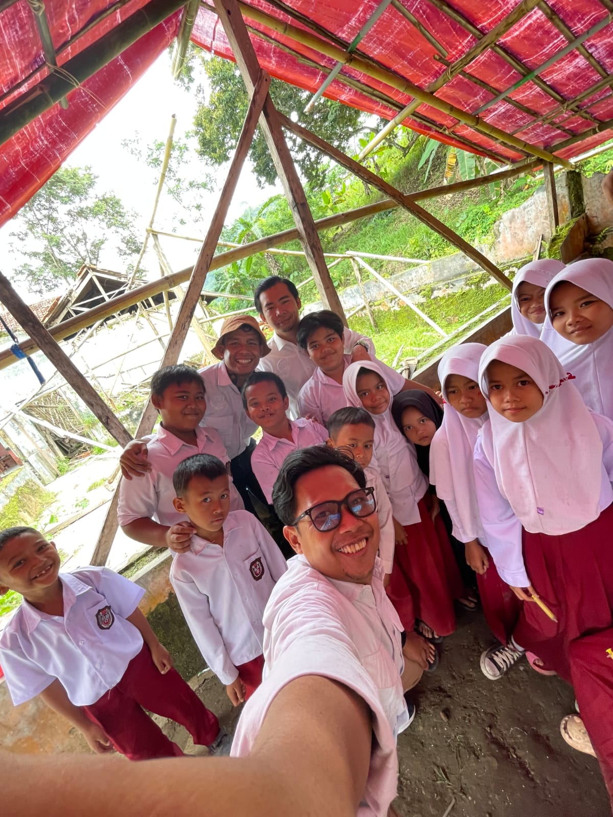 Sekolah Ambruk, Harapan Anak Pinggiran Ikut Runtuh