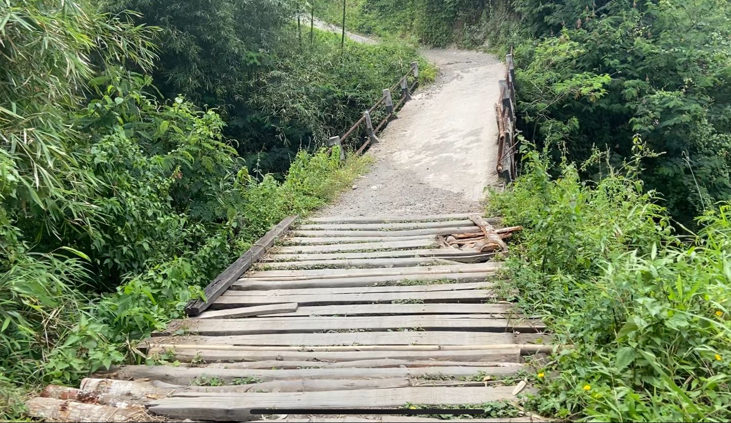 Miring 30 Derajat, Kondisi Jembatan Leuwi Keris Campakamulya Memprihatinkan